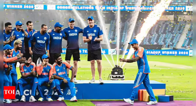 ഏഷ്യാകപ്പ് വിജയിച്ചിട്ടും ട്രോഫി വാങ്ങാതെ ടീം ഇന്ത്യ; ദുബായിൽ സംഭവിച്ചത് അസാധാരണ നീക്കങ്ങൾ