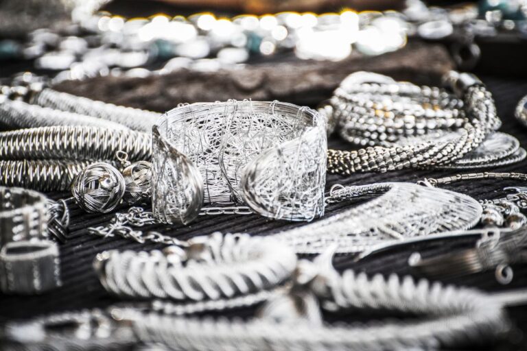 ദുബായിൽ വെള്ളിക്ക് കടുത്ത ക്ഷാമം; ഉയർന്ന തുക നൽകി വെള്ളി സ്വന്തമാക്കാൻ നിക്ഷേപകർ