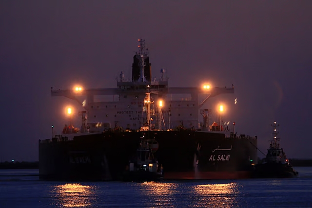 ദുബായ് തീരത്ത് കുവൈറ്റ് ടാങ്കർ ‘അൽ സാൽമി’ ആക്രമിച്ച് ഇറാൻ ഡ്രോൺ
