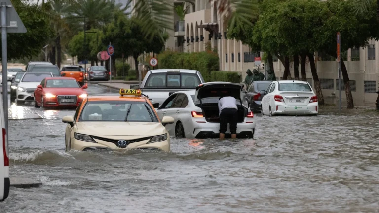 യുഎഇയിൽ ശക്തമായ കാറ്റും മഴയും തുടരുന്നു; ജനജീവിതം തടസപ്പെട്ടു
