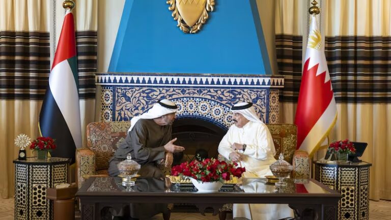 ഇറാൻ യുദ്ധത്തെക്കുറിച്ച് പ്രസിഡന്റ് ഷെയ്ഖ് മുഹമ്മദുമായി ചർച്ച ചെയ്ത് ബഹ്‌റൈൻ രാജാവ്