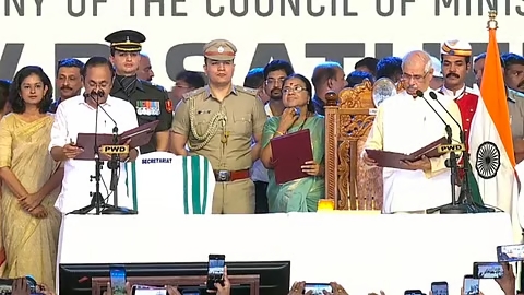 വിഡി സതീശനും 20 മന്ത്രിമാരും സത്യപ്രതിജ്ഞ ചെയ്ത് അധികാരമേറ്റു; ജൂൺ 15 മുതൽ വനിതകൾക്ക് സൗജന്യ KSRTC യാത്ര